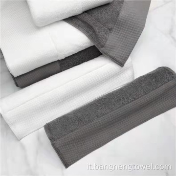 Set di asciugamani bianchi ricamati personalizzati